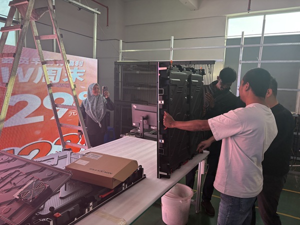 馬來西亞客戶驗貨實錄：華邦瀛P8戶外LED顯示屏壓鑄鋁箱體（960*960mm）專業評測與技術解析